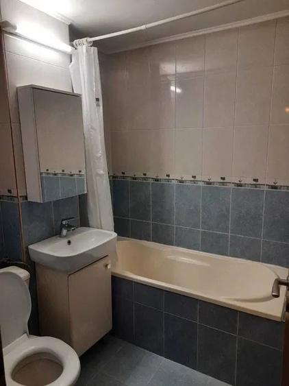 Apartament cu 3 camere decomandat în Girocului