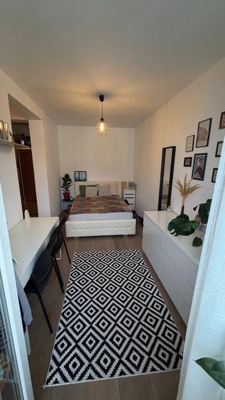 Apartament cu 3 camere decomandat în 1 Decembrie