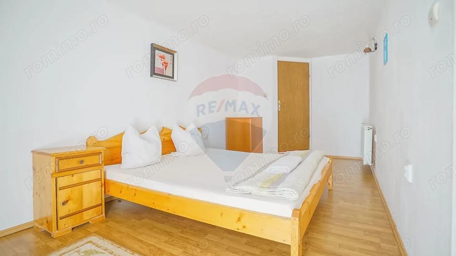 Casă cu 11 camere cu Teren 712 Mp în Fundata