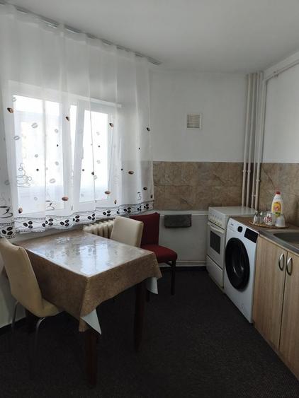 Inchiriez apartament cu 2 camere cartier Exercitiu etajul 2 , vis- a- vis de scoala nr.16 in apropiere piata ,statie autobuz , banci,farmaci, etc - 4