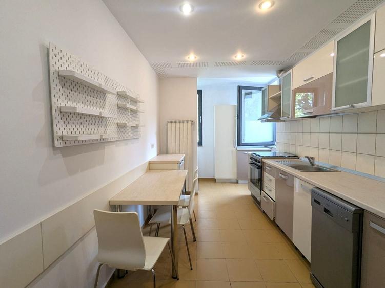 Apartament cu 5 camere decomandat în Capitale
