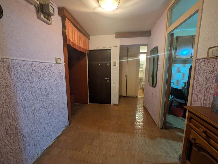 Apartament cu 3 camere semidecomandat în Drumul Taberei