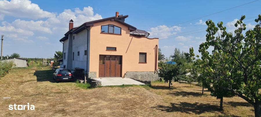 Casă cu 7 camere cu Teren 8000 Mp în Cosmești