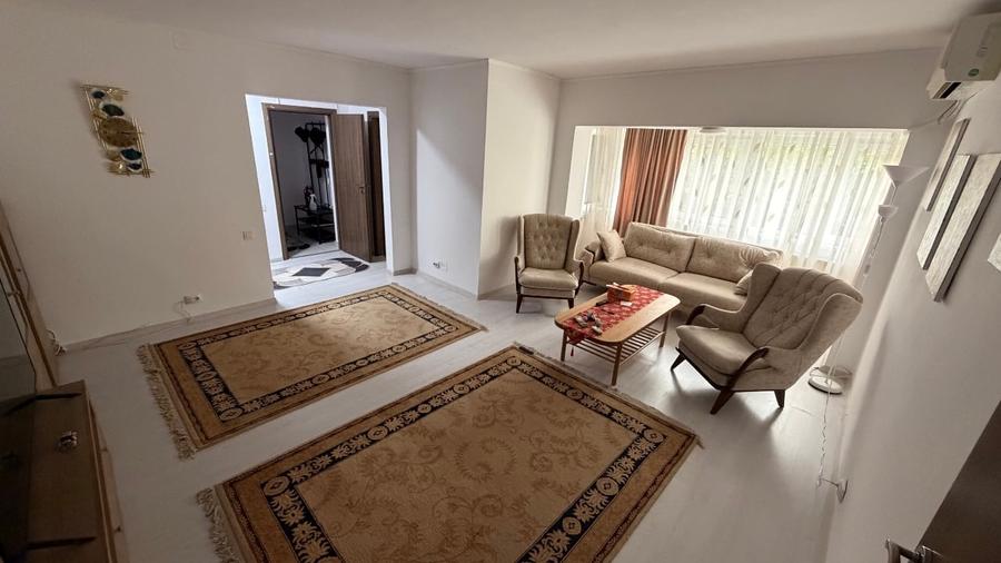Apartament cu 5 camere decomandat, mobilat în Băneasa