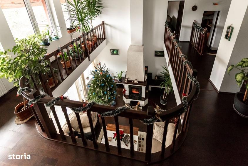 Casă cu 9 camere cu Teren 1400 Mp în Central