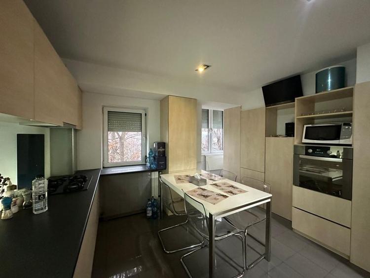 Apartament cu 3 camere semidecomandat, mobilat în Vitan