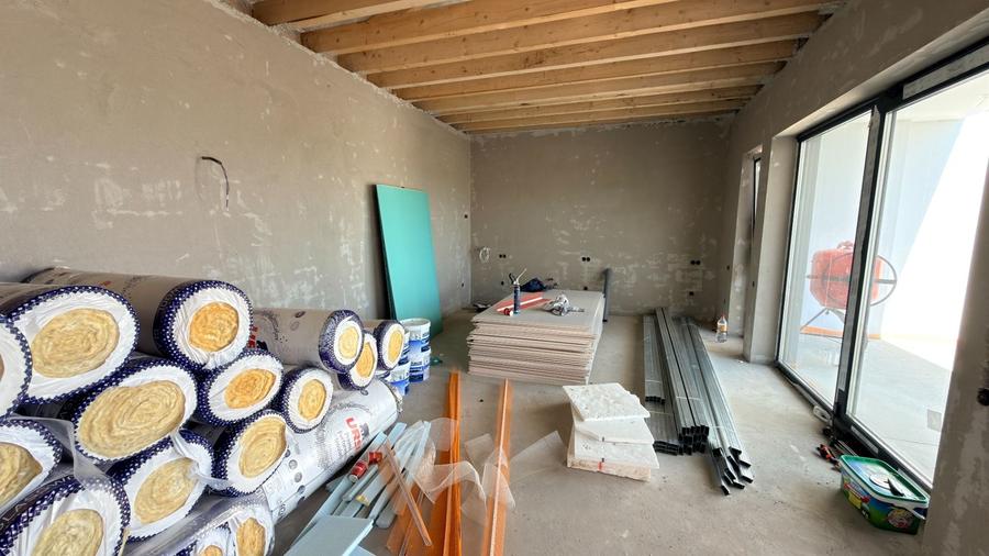 Casă cu 4 camere cu Teren 300 Mp în Broscărie