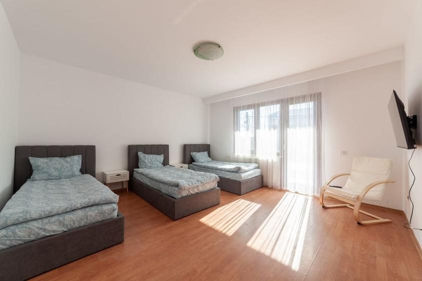 Casă individuală cu 8 camere cu Canalizare în Sud-Est