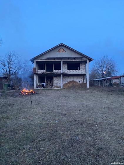 Casă cu 4 camere cu Teren 1280 Mp în Lilieci