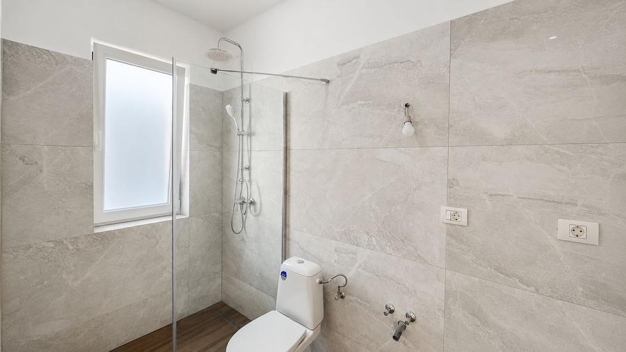 Casă individuală cu 4 camere cu Canalizare în Utvin