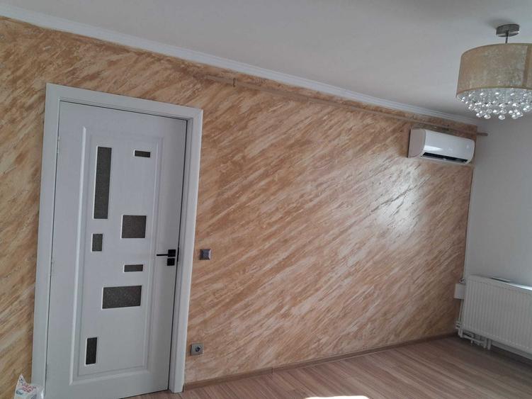 Apartament cu 3 camere semidecomandat în Craiovița Nouă