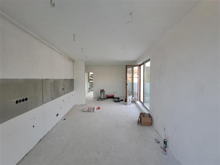 Apartament cu 3 camere semidecomandat în Grigorescu