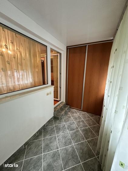 Apartament cu 3 camere semidecomandat, mobilat în Orizont