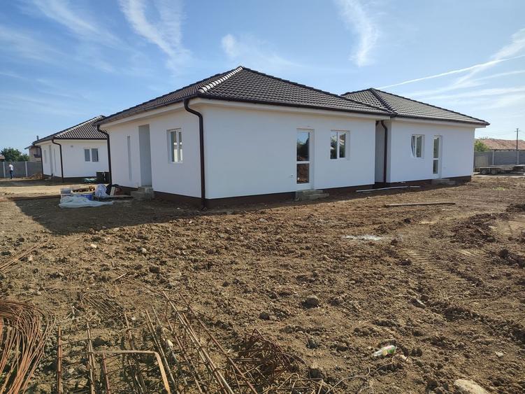 Casă individuală cu 3 camere cu Canalizare în Exterior Vest