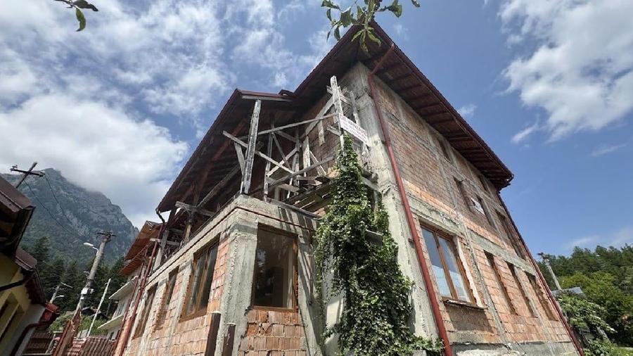 Casă individuală cu 9 camere cu Teren 400 Mp în Nord