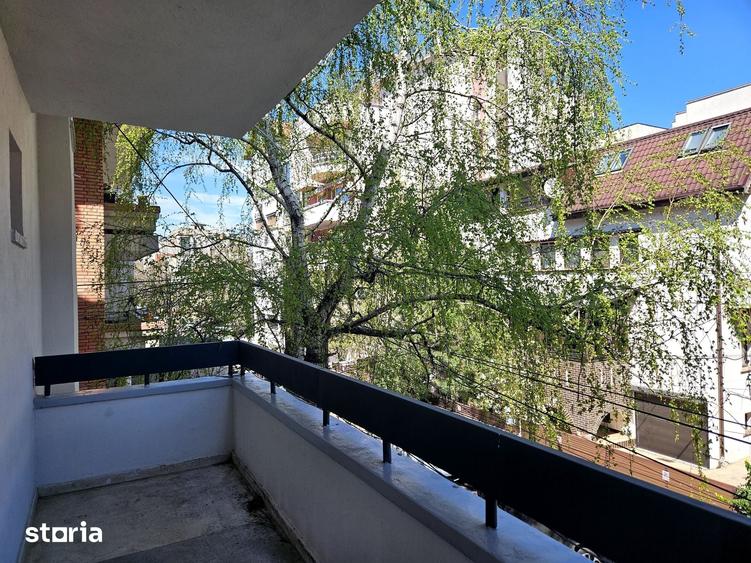 Casă cu 9 camere cu Teren 115 Mp în Primăverii