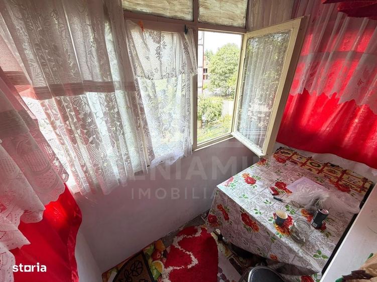 Apartament cu 3 camere semidecomandat în Craiovița Nouă