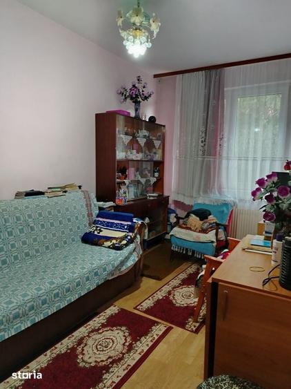 Apartament cu 3 camere semidecomandat în Săsar