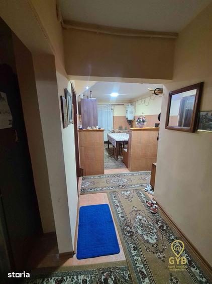Apartament cu 4 camere, mobilat în Est