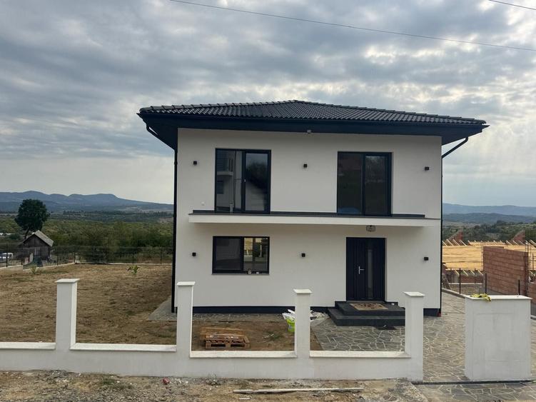 Casă cu 4 camere în Central