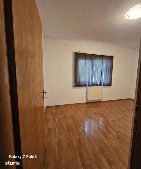 Casă cu 4 camere semidecomandat cu Teren 250 Mp în Europa