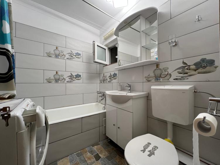 Apartament cu 2 camere semidecomandat în P-ța Victoriei