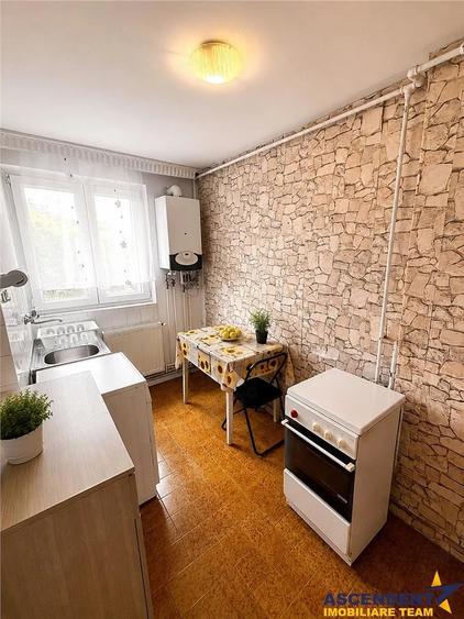 Apartament cu 3 camere decomandat în Cornișa