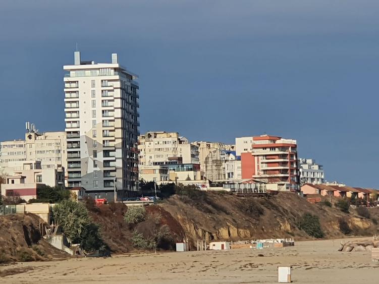 Apartament cu 3 camere decomandat, mobilat în Faleza Nord