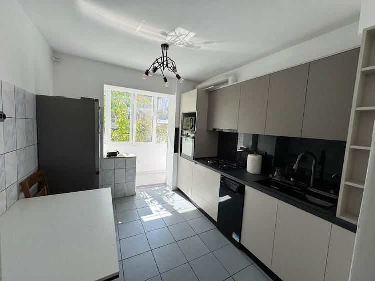 Apartament cu 3 camere decomandat în Vitan
