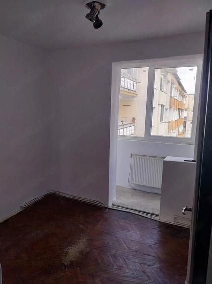 Apartament cu 4 camere decomandat în Exterior Vest