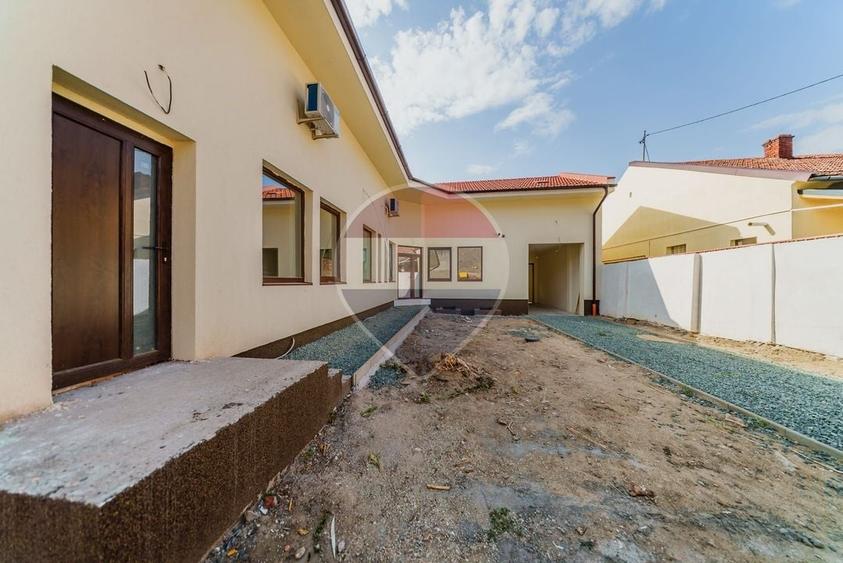 Casă individuală cu 5 camere cu Teren 403 Mp în Central