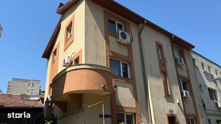 Casă cu 8 camere decomandat cu Teren 200 Mp în Centrul Civic