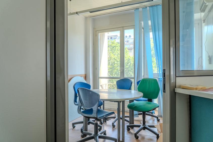 Apartament cu 4 camere semidecomandat în Magheru