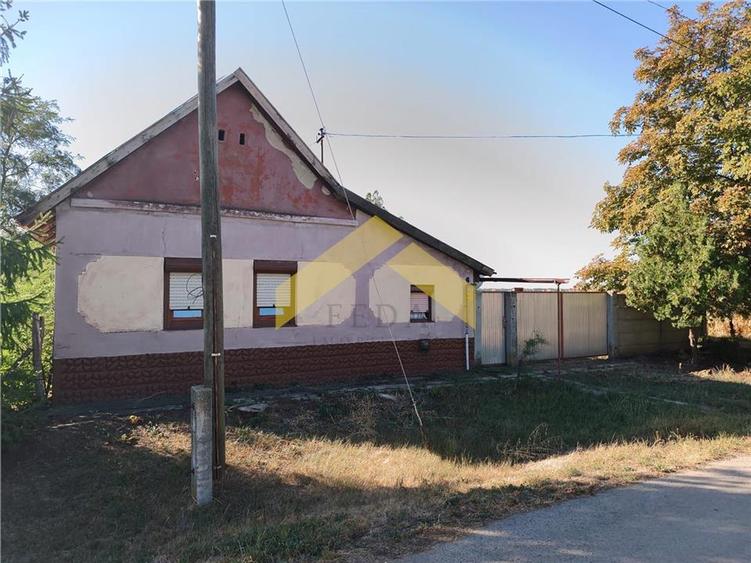 Casă individuală cu 4 camere cu Teren 1400 Mp în Variașu Mic