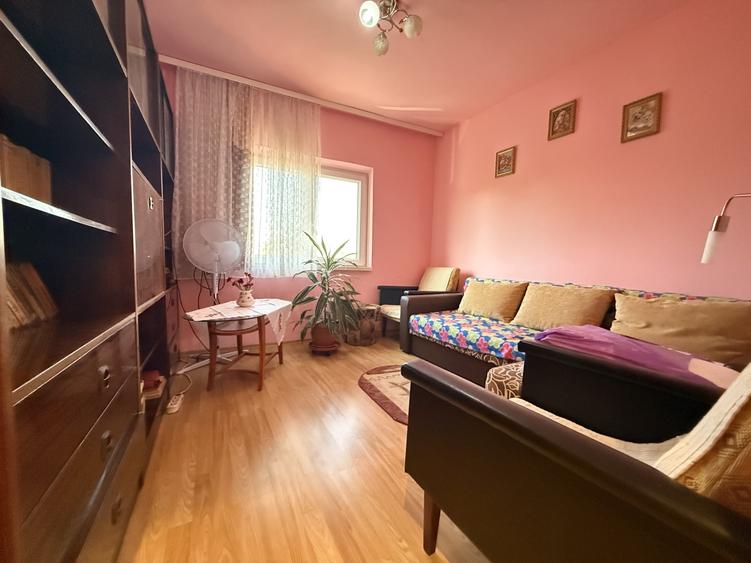 Apartament cu 3 camere semidecomandat, mobilat în Dâmbovița