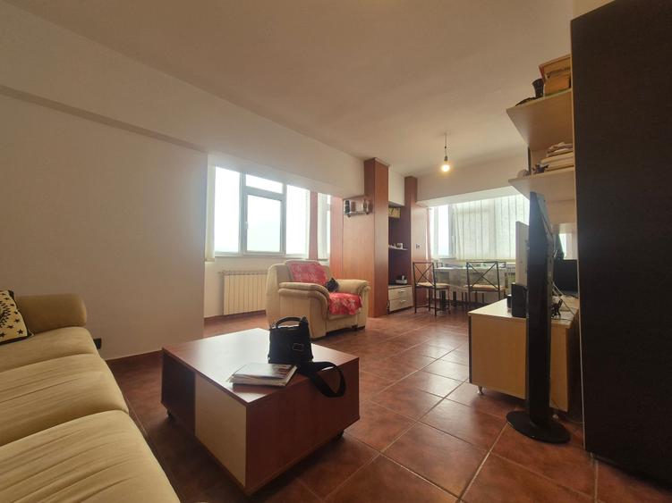 Apartament cu 3 camere decomandat, mobilat în Dacia