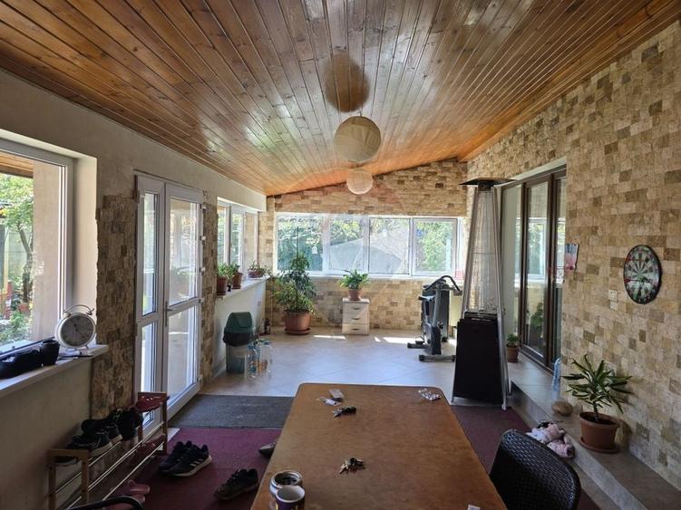 Casă individuală cu 7 camere cu Teren 545 Mp în Est