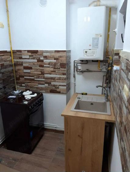 Garsonieră decomandată în Titan