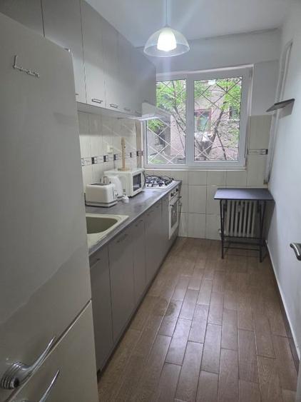 Apartament cu 3 camere semidecomandat în Dorobanți