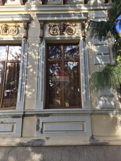 Casă individuală cu 21 camere cu Teren 966 Mp în Central
