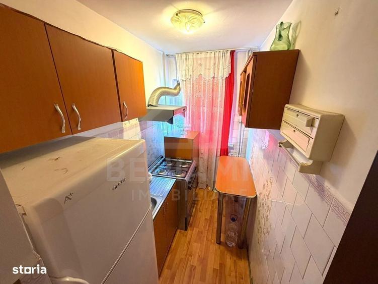 Apartament cu 3 camere semidecomandat în Craiovița Nouă