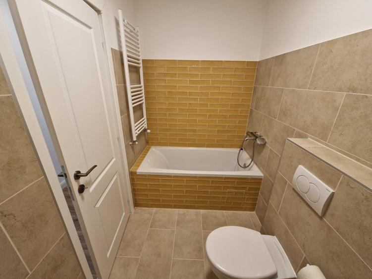 Apartament cu 3 camere semidecomandat în Central