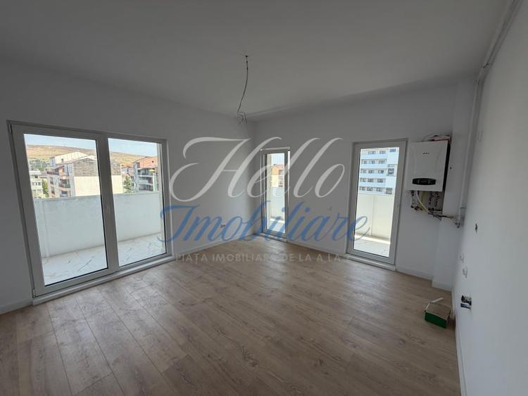 Apartament cu 3 camere semidecomandat în Florești