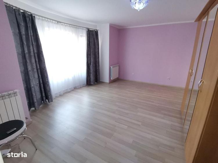 Casă cu 4 camere decomandat în Central