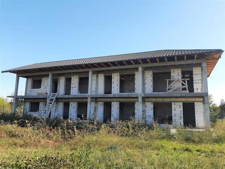 Apartament cu 7 camere decomandat în Murighiol