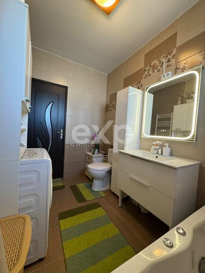 Apartament cu 3 camere semidecomandat, mobilat în Florești