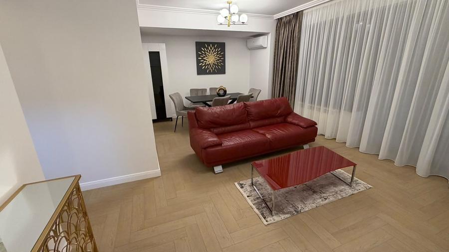 Apartament cu 3 camere decomandat, mobilat în Casa de Cultură