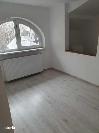 Casă cu 4 camere decomandat cu Teren 16.5 Mp în Gara de Nord