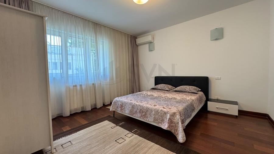 Apartament cu 4 camere decomandat, mobilat în Polonă