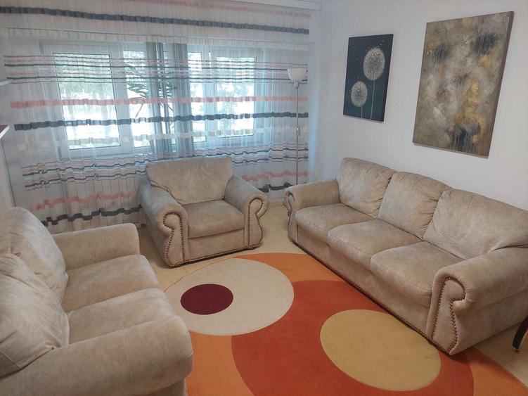Apartament cu 3 camere decomandat, mobilat în Casa de Cultură